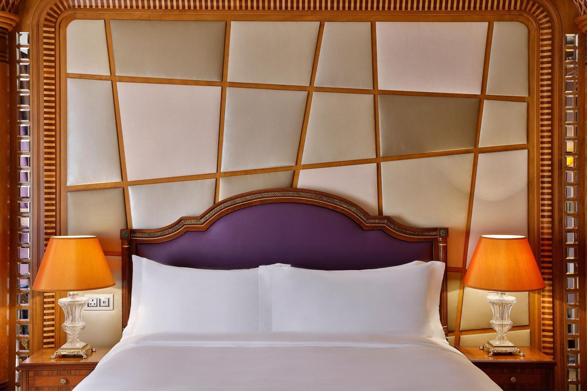 The Ritz-Carlton Jeddah Ξενοδοχείο Εξωτερικό φωτογραφία A bed with a headboard