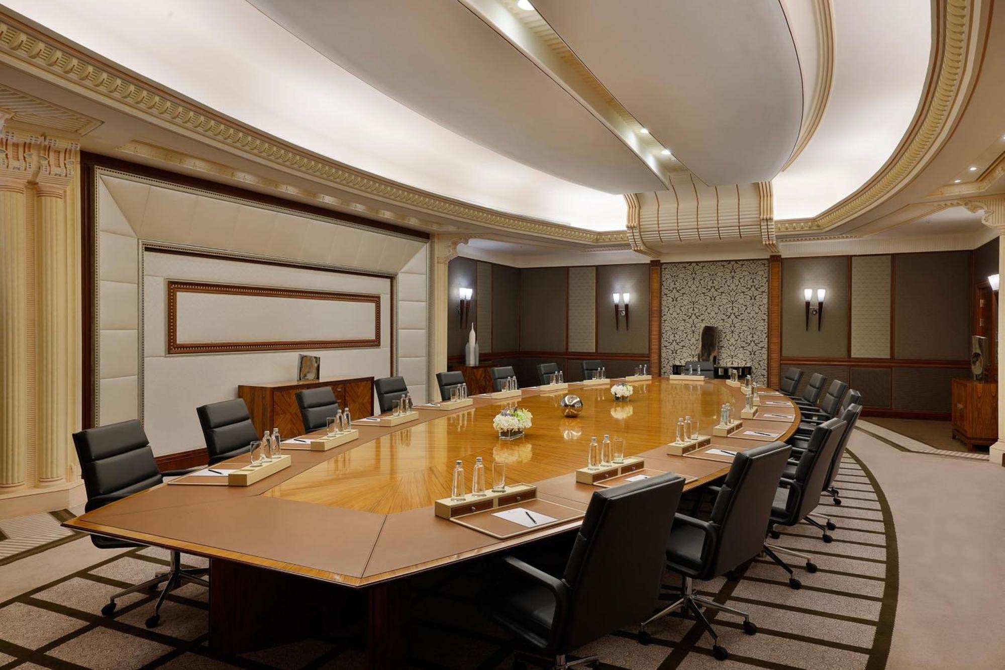 The Ritz-Carlton Jeddah Ξενοδοχείο Εξωτερικό φωτογραφία The boardroom of the InterContinental Hotel, London, where the first meeting of the G7 was held