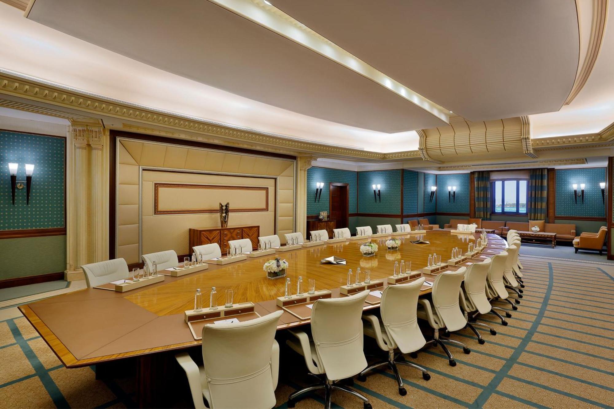 The Ritz-Carlton Jeddah Ξενοδοχείο Εξωτερικό φωτογραφία The meeting room of the Executive Council