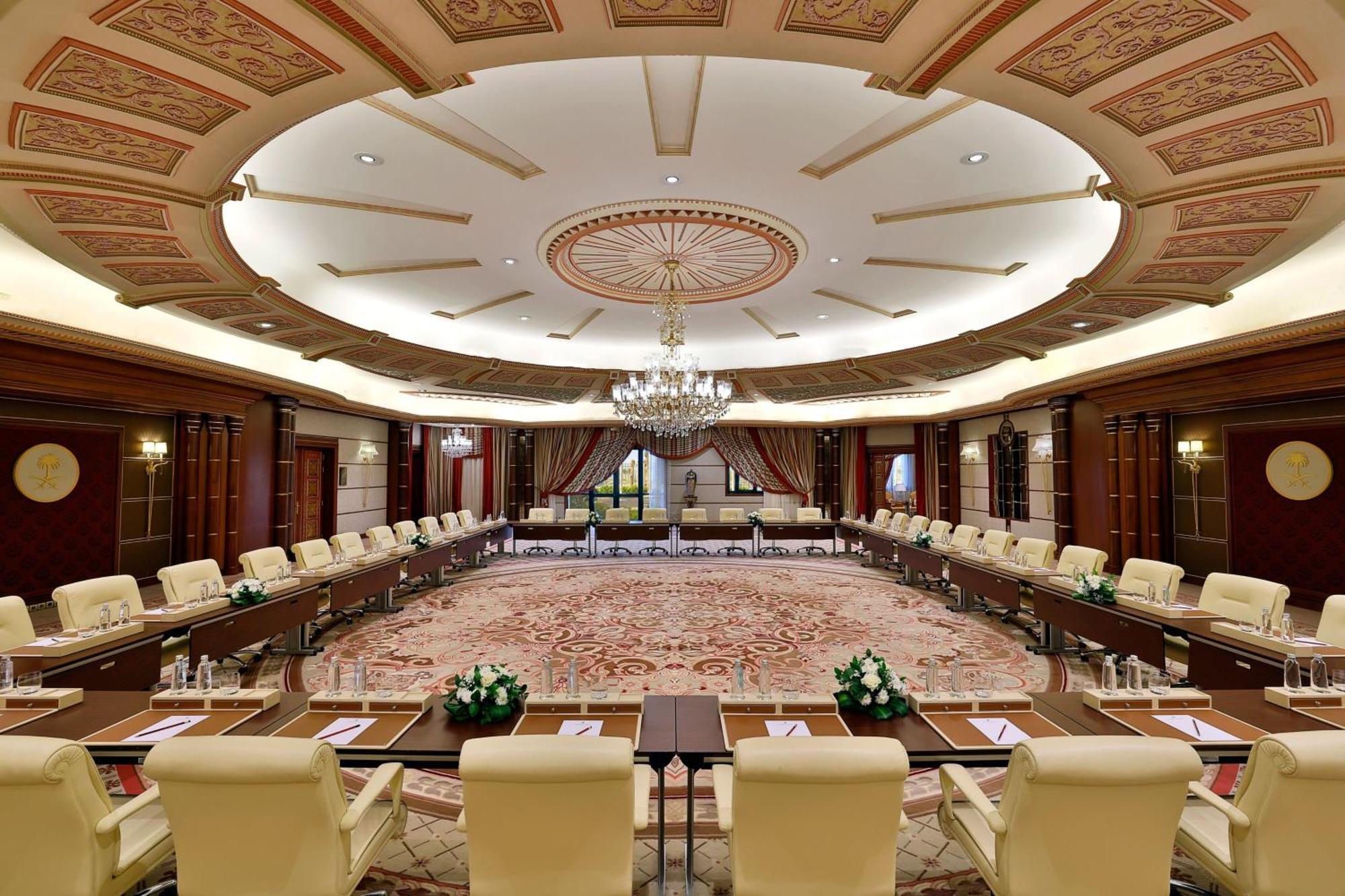 The Ritz-Carlton Jeddah Ξενοδοχείο Εξωτερικό φωτογραφία The meeting room of the National Assembly