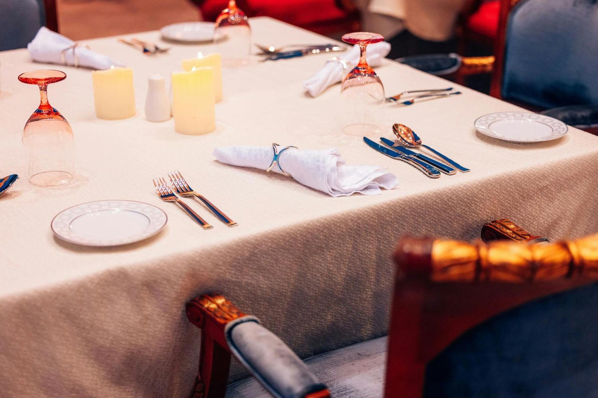 The Ritz-Carlton Jeddah Ξενοδοχείο Εξωτερικό φωτογραφία A Christmas table with crackers